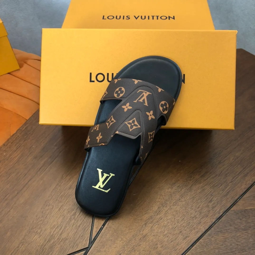 Factory price: 270💰LV counters are selling new brand luxury men's slippers, casual, loose and comfortable. The must-have model in the picture above [Happy][Happy], multiple colors available Size: 38-44, customized 45